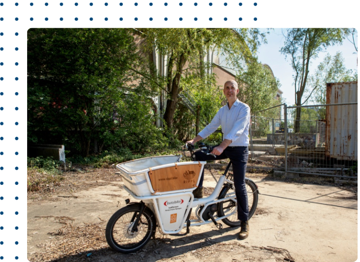 Jos Sluijsmans, oprichter van Fietsdiensten.nl, met elektrische vrachtfiets op bouwterrein